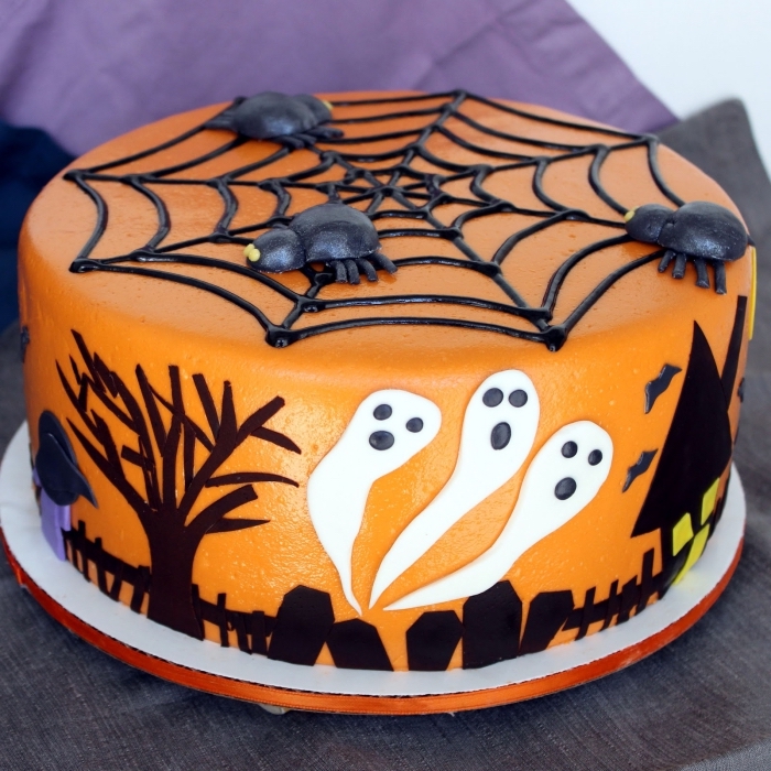 modèle de gateau halloween araignée, idée comment faire un gâteau au glaçage orange avec déco toile d'araignée en chocolat