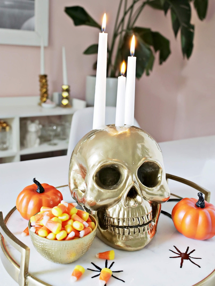 idee de centre de table halloween en crane couleur or, potirons orange artificielles, bonbons halloween, deco halloween fait maison