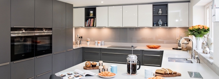 modèle de cuisine en blanc et gris avec meubles tendance moderne, meubles haut cuisine avec éclairage néon