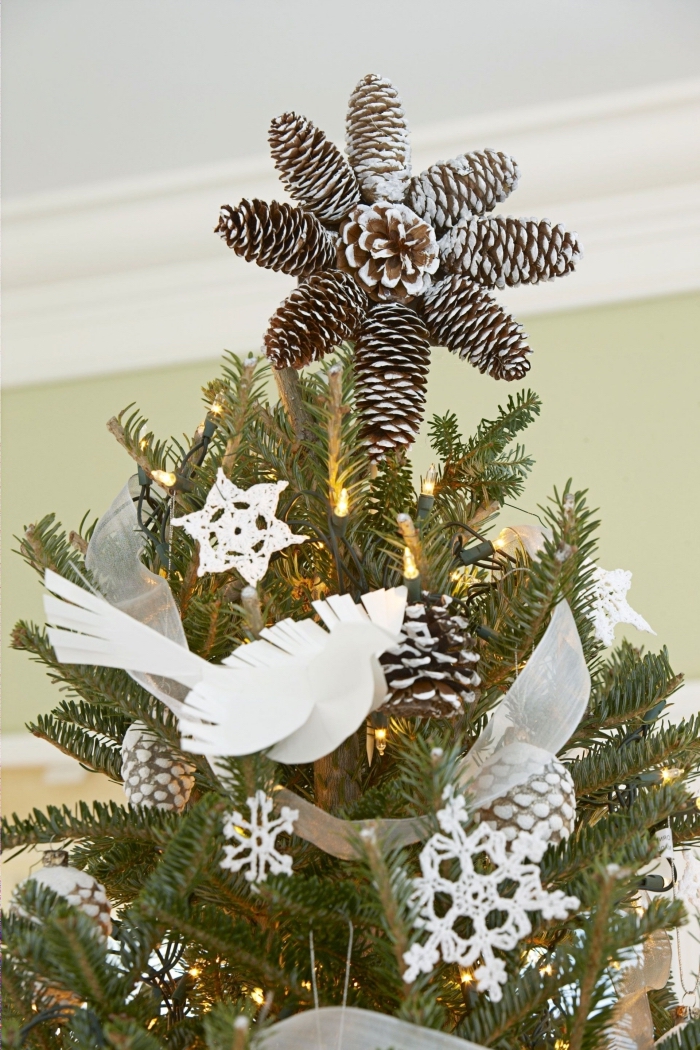 exemple comment décorer un sapin de noel avec ornements diy faciles à faire soi-même, modèle étoile de sapin en pomme de pin