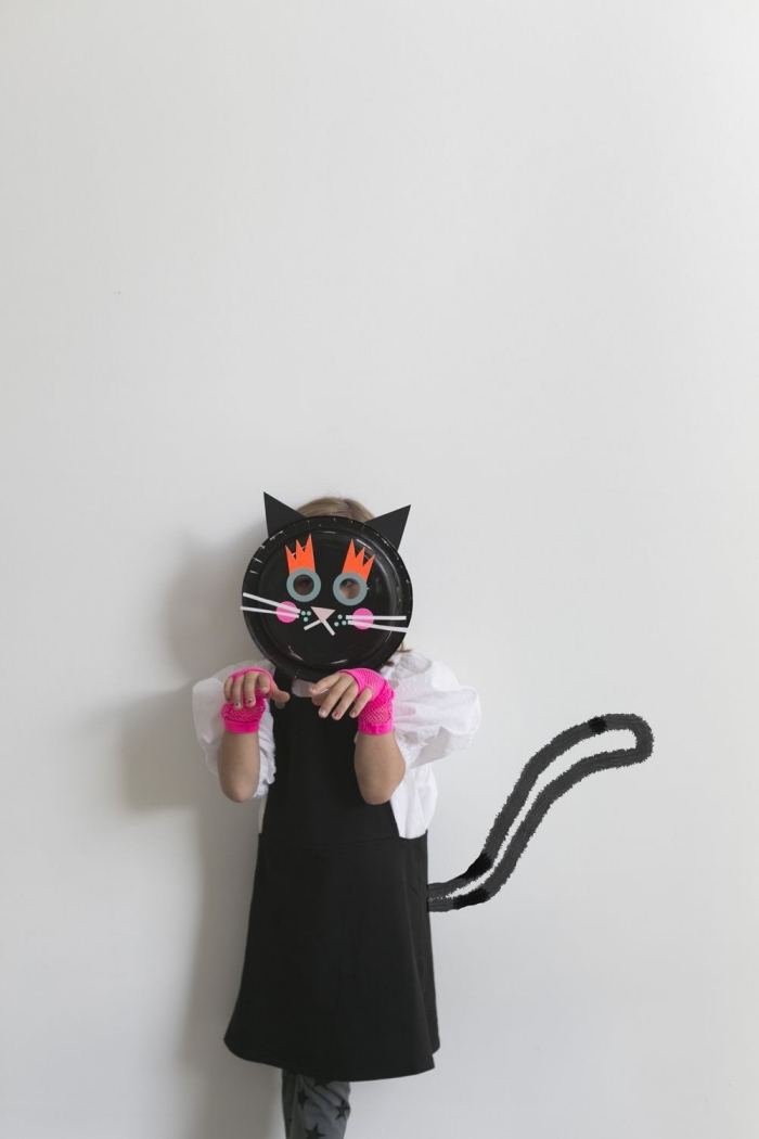 idée de déguisement d'halloween pour fille à faire soi-même, un masque chat noir fabriqué à partir d'une assiette en plastique, bricolage halloween en maternelle pour faire un masque original