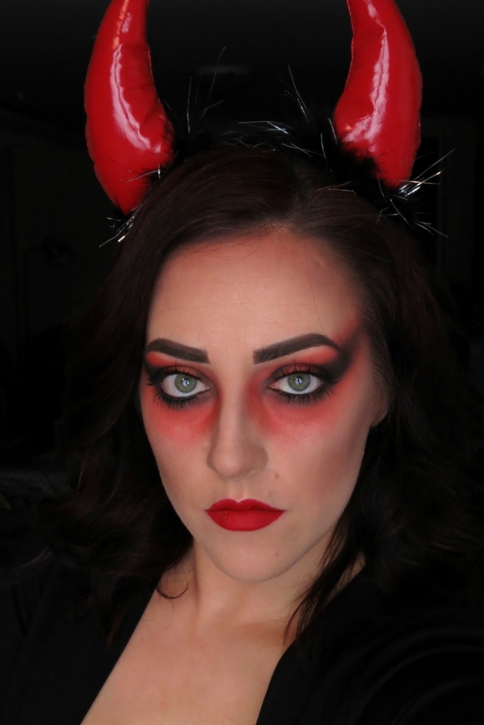 maquillage halloween facile à faire avec un regard effet halo rouge et une bouche rouge carmin