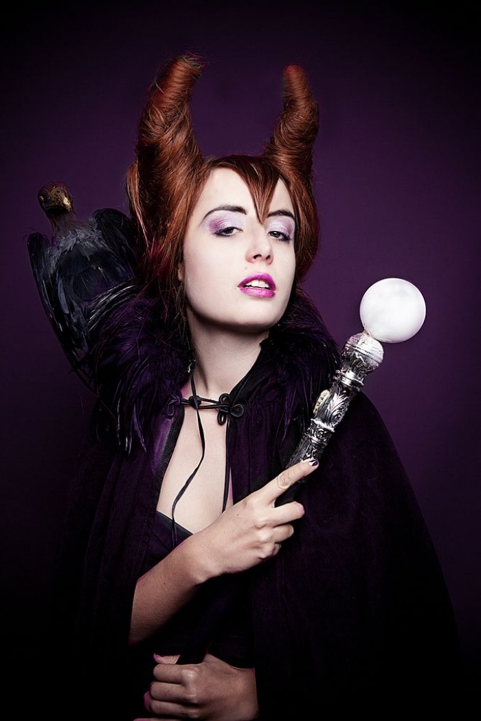 déguisement et maquillage halloween sorcière inspirés du film maléfique, costume de la sorcière maléfique avec sa coiffure et sa cape distinctives