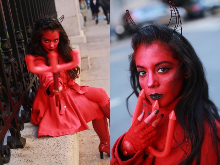 idée pour un déguisement diablesse glamour et sexy tout en rouge avec des bottes montantes rouges laquées, maquillage peau peinte en rouge et une bouche noire