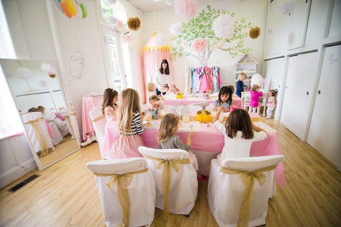 activités créatives de princesse, petites filles déguisées en princesses, anniversaire 4 ans maternelle activités