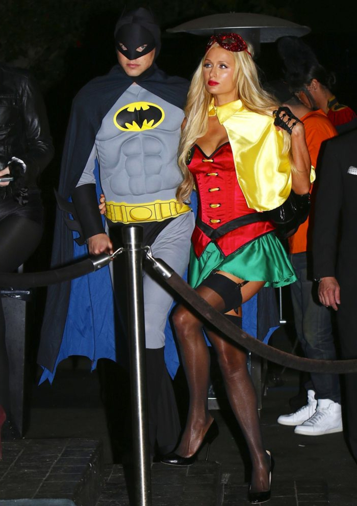 Paris Hilton habillée comme femme fatale, Batman, couple en habits colorés, costumes de halloween originaux
