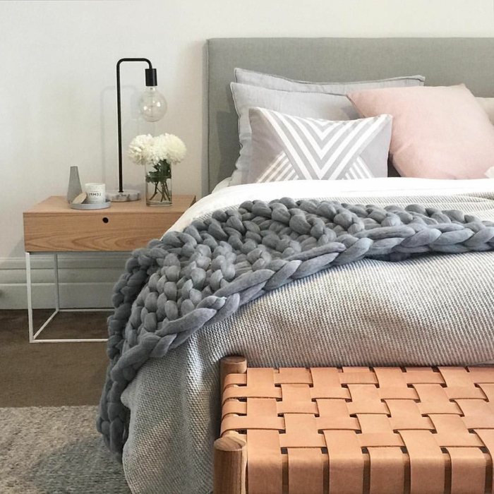 plaid gris au tricot, banquette de lit tressée, petit chevet en bois, lampe design industriel, déco chambre cocooning 