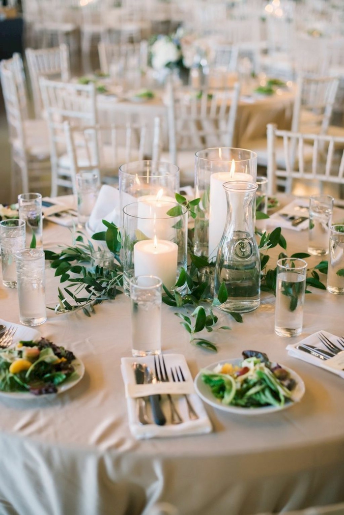 table de mariage romantique, déco de table pour le mariage campagnard, bougeoirs hauts et chaises rustiques peintes blanches