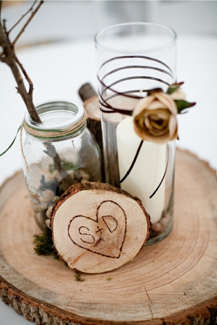 tronc de bois, rondin de bois avec les inscriptions des lettres des mariés, décoration romantique