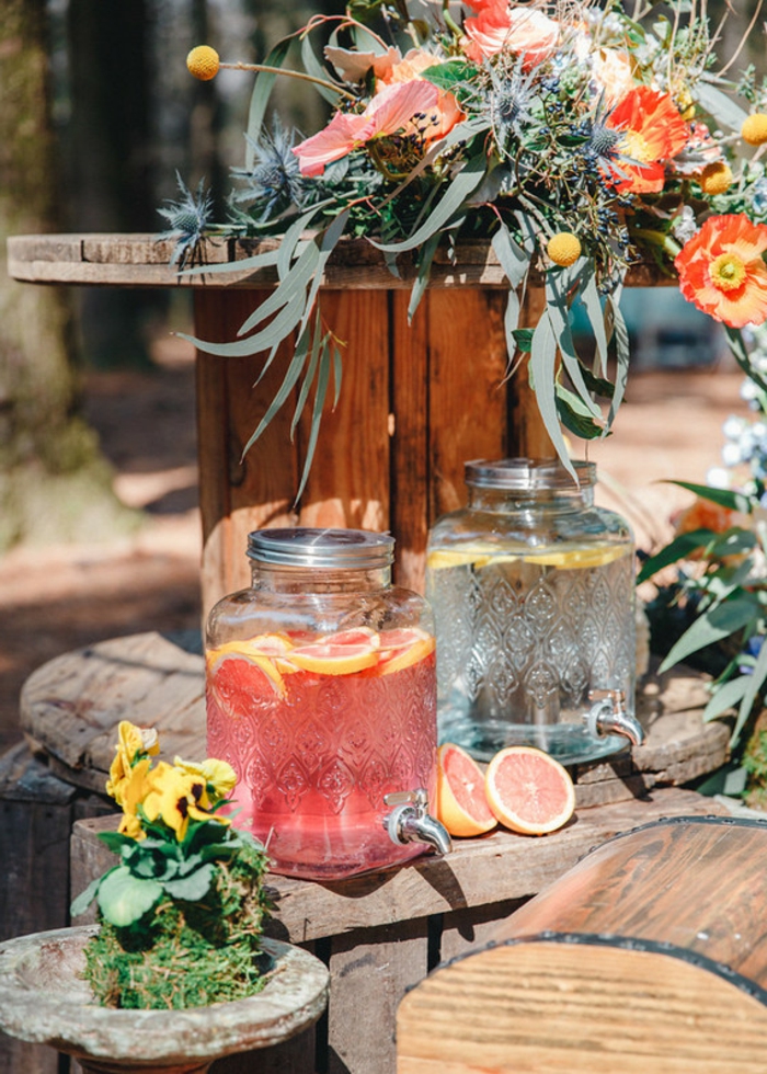 boissons rafraîchissantes pour les invités d'un mariage theme champetre, tronc de bois, bouquet de fleurs sauvages
