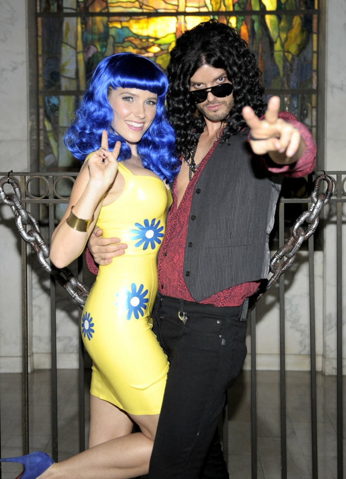 un couple déguisé pour halloween, robe jaune à fleurs bleues, perruque cheveux bleus, deguisement duo hippies