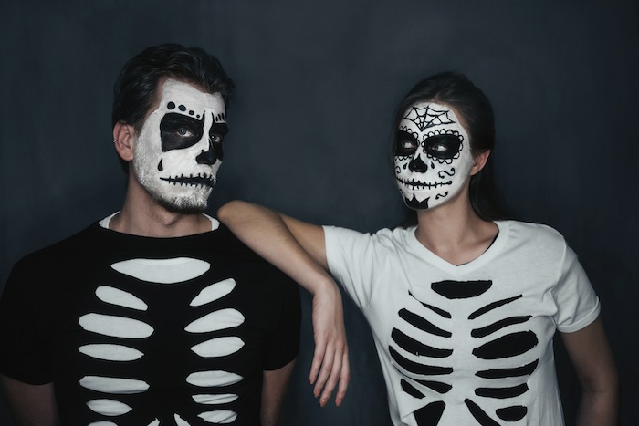 déguisement halloween squelettes, déguisement halloween couple en noir et blanc, maquillage visage noir et blanc