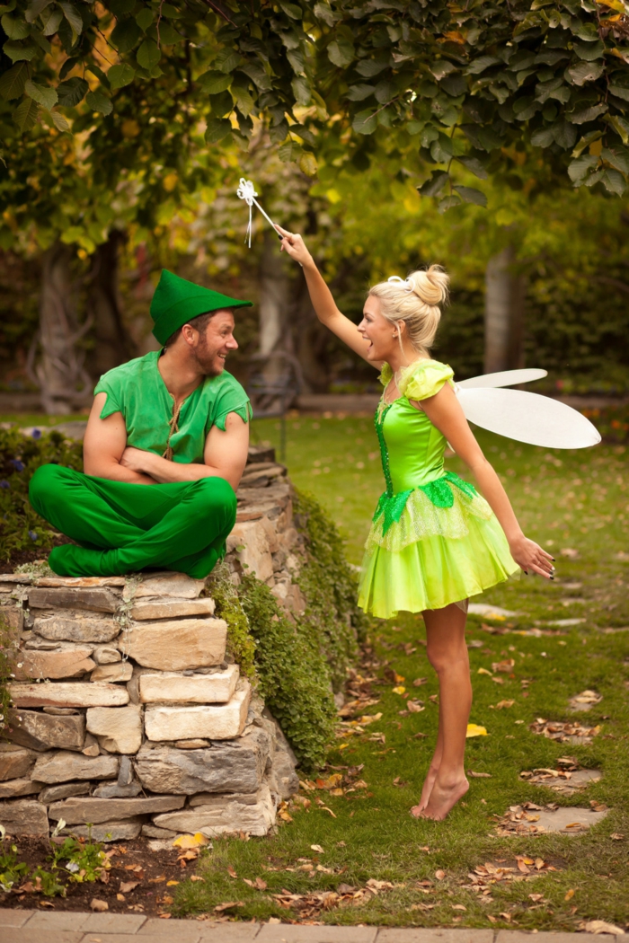 fée et elfe, idée déguisement carnaval fantastique, fée clochette en robe verte et elfe avec un pantalon vert