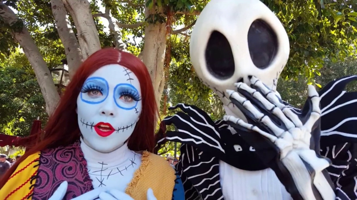 déguisement halloween couple, maquillage et masque d'extraterrestre, idée de deguisement duo