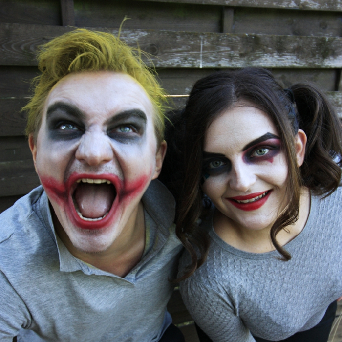 deguisement couple pas cher, jeune couple de vampires maquillés pour halloween, homme cheveux jaunes, tee-shirts gris