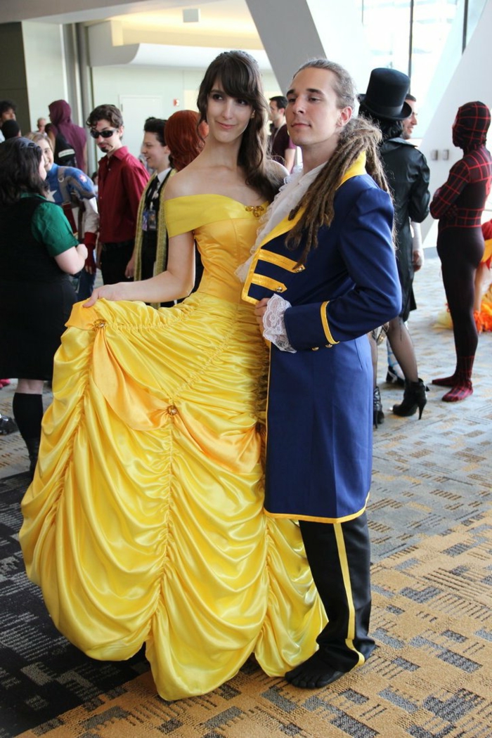 déguisement couple vintage style La Belle et la Bête, robe jaune, costume bleu