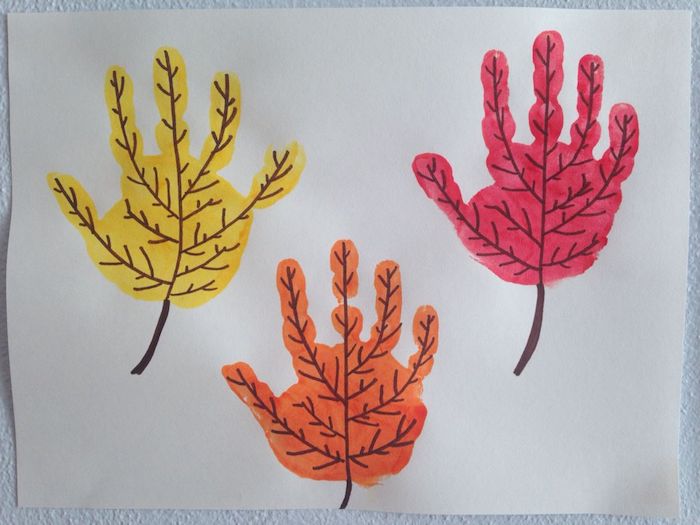 dessin empreintes de mains colorés avec des veines de feuilles mortes pour realiser un motif feuille morte en peinture sur papier blanc