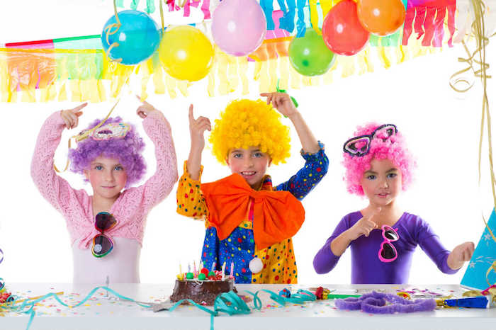 enfants déguisés en clowns pour un anniversaire theme cirque, decoration anniversaire enfant en ballons et feuilles et guirlandes de papier de soie