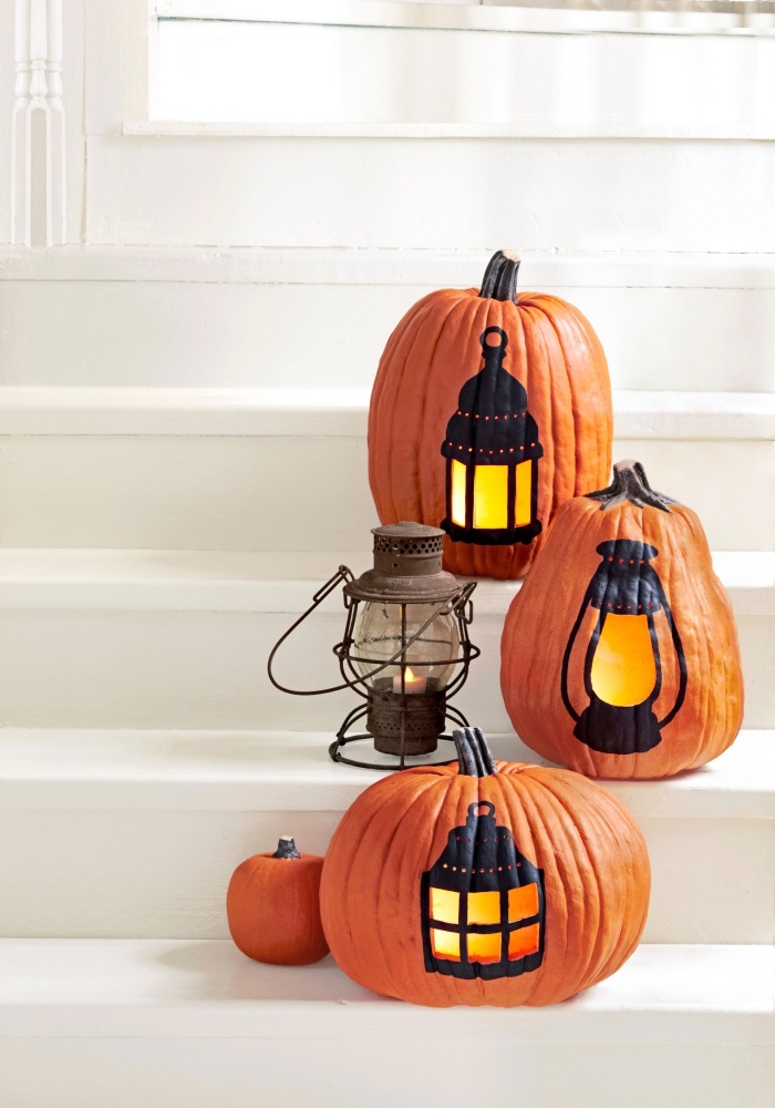 idée que faire avec des citrouilles, décoration extérieure pour la fête d'Halloween avec potirons à dessins lanternes