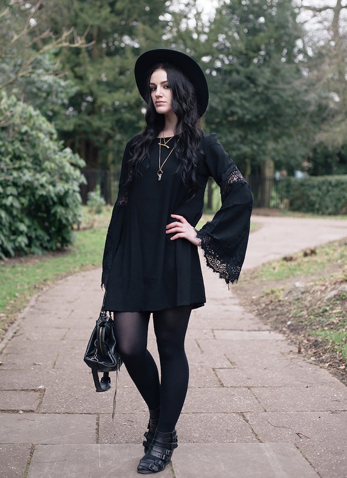 robe noire à manches évasées à effet dentelle, chapeau capeline noire, sac à main noir tendance et collier or