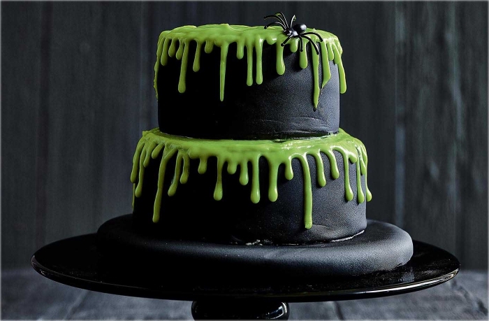 modèle de gâteau sur étages au glaçage noir et vert avec petite figurine araignée en plastique, gateau halloween araignée
