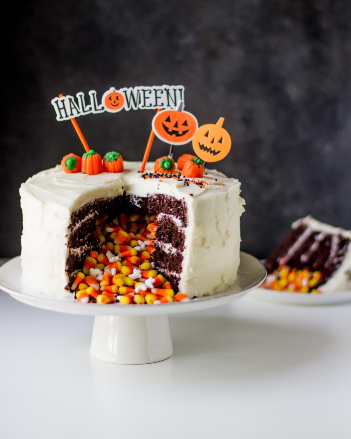 idée recette gateau halloween maternelle, modèle de gâteau pinata au glaçage blanc rempli de bonbons pour Halloween