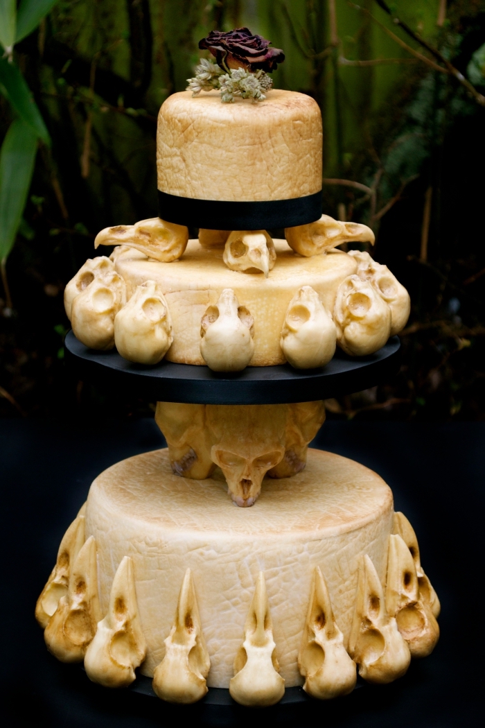 faire un gâteau sur étages au nappage doré, comment faire des figurines en fondant coloré aux motifs crâne, recette halloween dessert