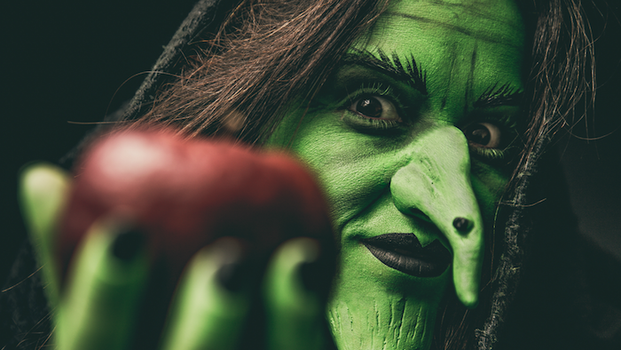 la sorcière verte, coloration visage vert halloween, nez longue artificiel, rouge à lèvres rouge, sorcière halloween