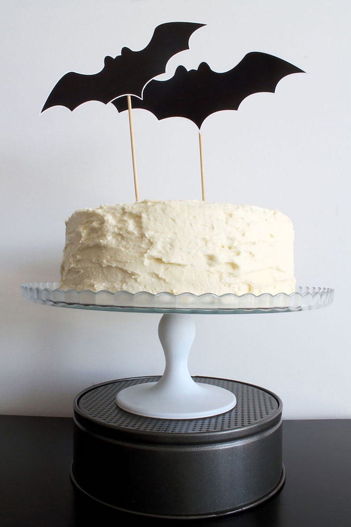 recette gateau halloween maternelle facile à réaliser, modèle de gâteau à ganache vanille avec toppers chauve-souris