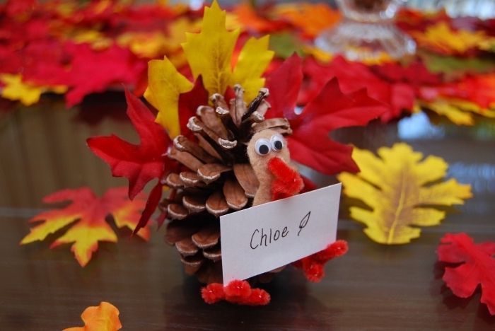 idée pour une activité manuelle automne maternelle facile avec matériaux naturels, figurine hérisson en pomme de pin
