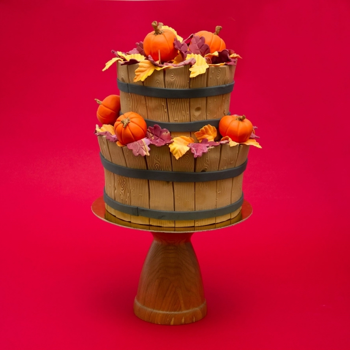 modèle de gâteau sur étage à décoration design clôture de bois et petites citrouilles réalisés avec fondant coloré