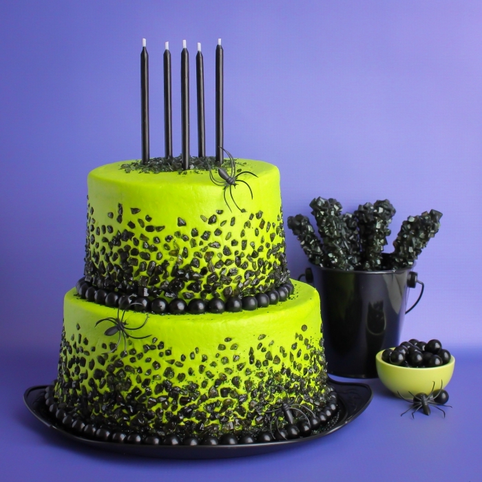 exemple de gâteau sur étage au glaçage vert et déco en perles noires, comment préparer et décorer un gateau araignée