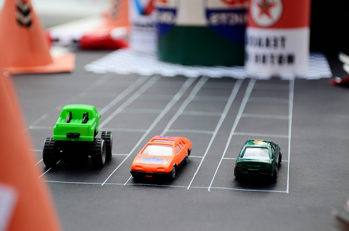 course aux jouets voitures sur un trajet dessiné, idée d animation anniversaire enfant 4 ou 5 ans 