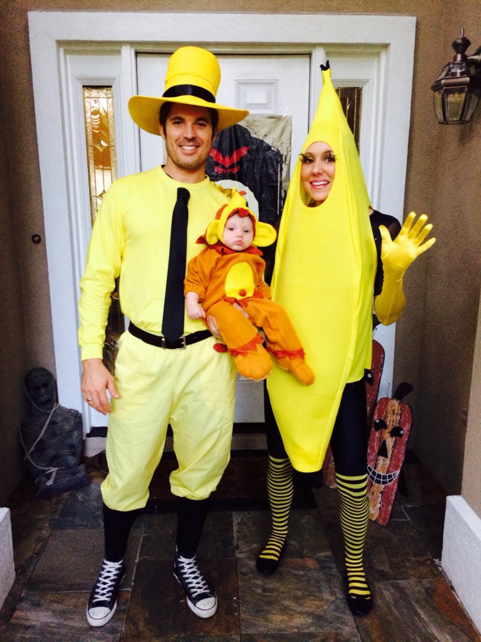 comment se transformer pour halloween, famille déguisée, petit singe, maman banan, papa avec chapeau cylindre jaune
