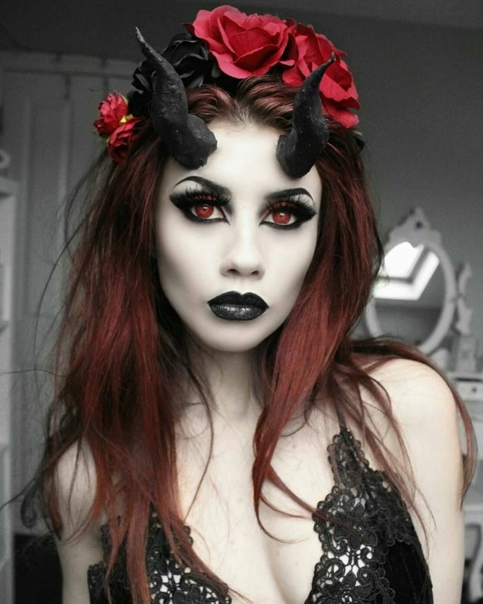 idée de maquillage demon avec bouche noire et des yeux soulignés noir, look de diablesse glamour accessoirisé avec une couronne de fausses fleurs et des cornes de diable noires