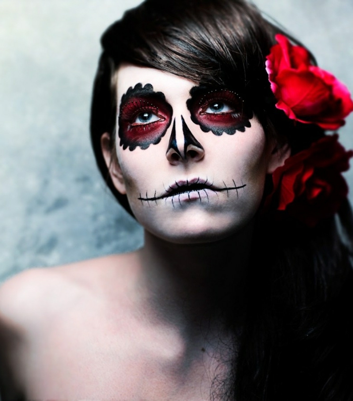 fille avec une fleur dans les cheveux, orbites et nez tête de crâne, maquillage halloween pour femme