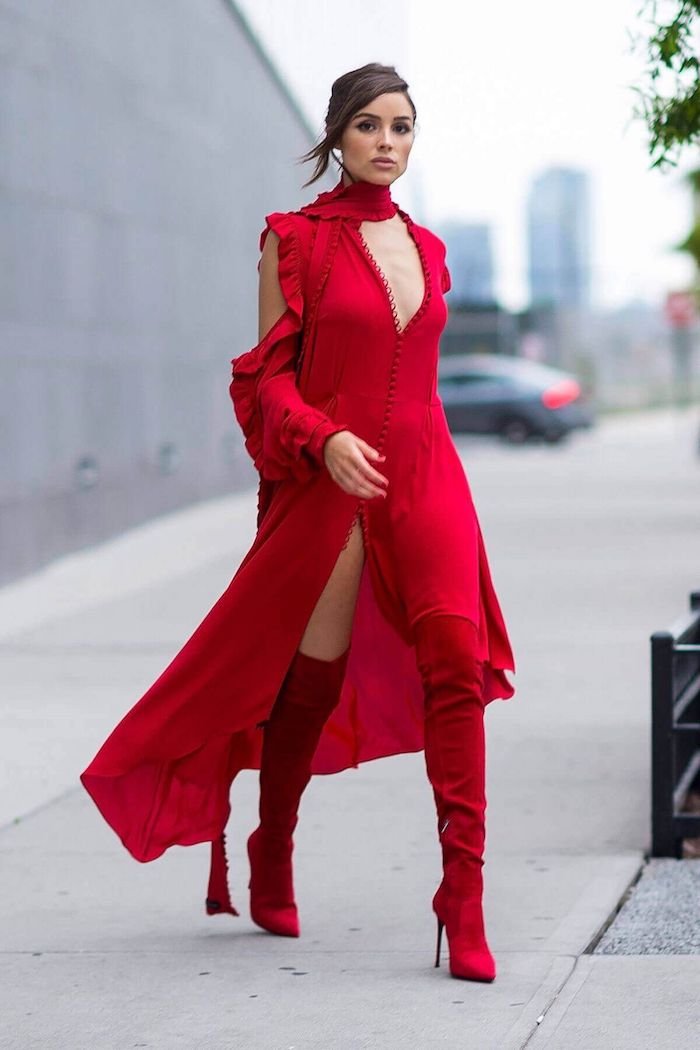Simple idée comment s’habiller en automne sans avoir ni trop chaud ni trop froid, tenue tout en rouge avec cuissardes à talon rouges et robe longue fendue 