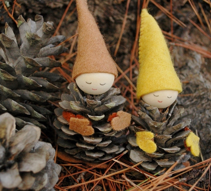 idée activité manuelle automne maternelle, creation avec des pommes de pin, figurine en pomme de pin avec chapeau en feutre textile