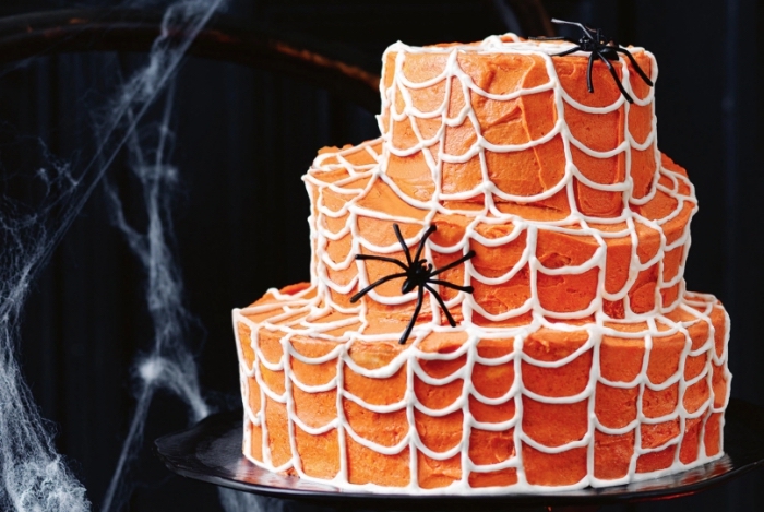 décoration de gâteau style effrayant avec crème orange et déco en crayon pâtissier blanc, recette halloween dessert facile