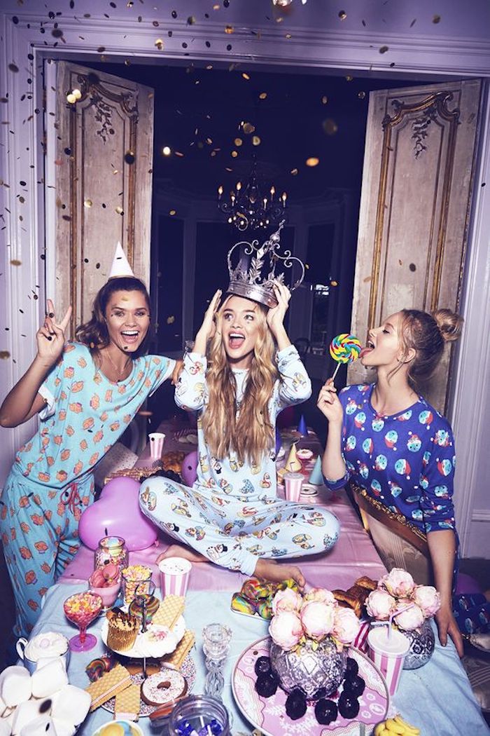 Décoration anniversaire 18 ans, deco anniversaire pas cher, célébrer avec amies et junk food, cool idée princesse célébration pyjama 