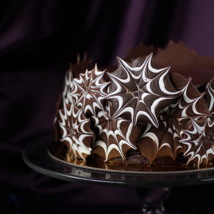 recette gateau halloween facile au chocolat, exemple comment décorer un gâteau avec biscuits et chocolat à design toile d'araignée