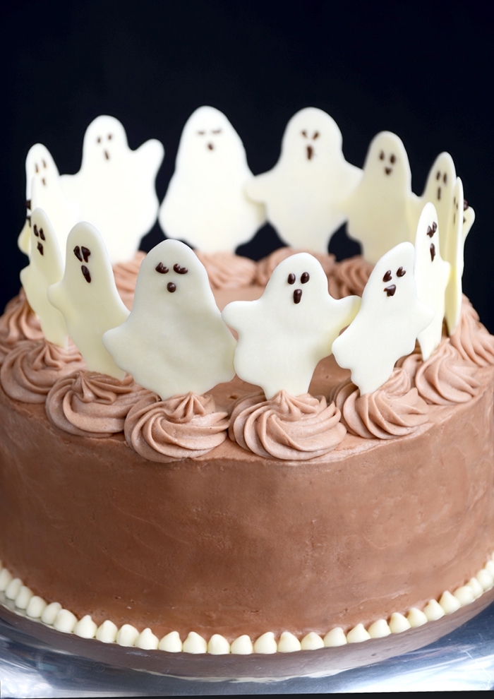 modèle de gâteau Halloween pour anniversaire d'enfant, recette facile pour faire un gâteau au chocolat et caramel