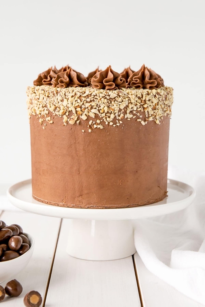 layer cake aux amandes recouvert de glacage chocolat ganache de chocolat au lait
