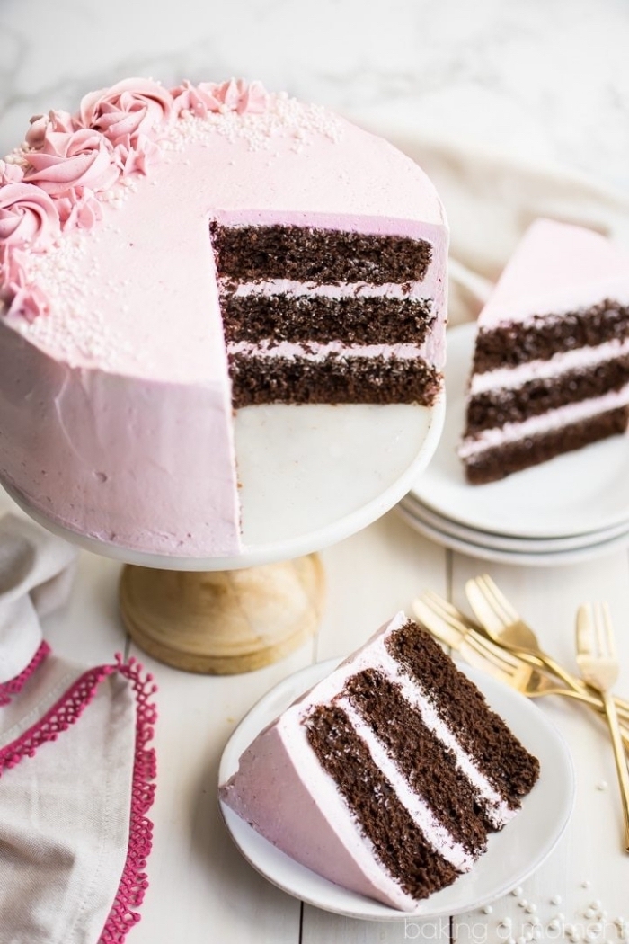 gâteau au chocolat recouvert de glacage framboise à base de crème au beurre, décoré de jolies roses en glaçage 