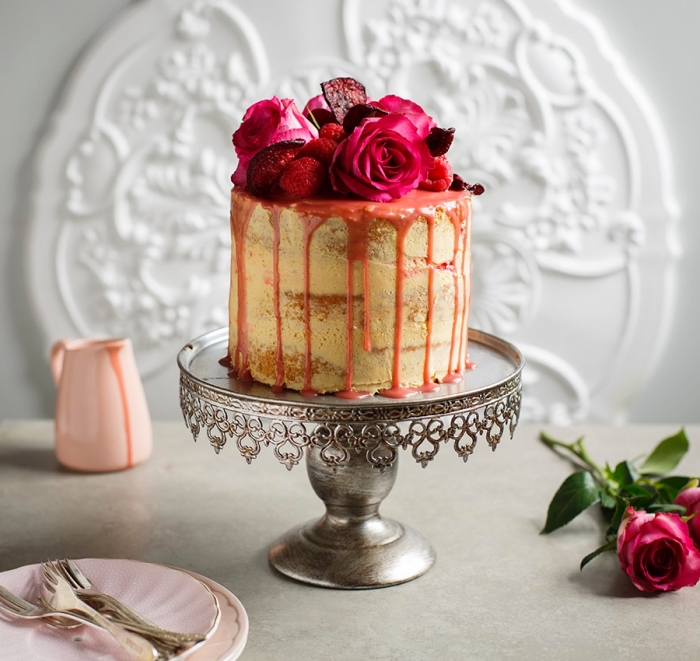 un gâteau d'anniversaire dégoulinant original au glacage sucre glace, beurre et vanille, au coulis teinté de jus de betterave