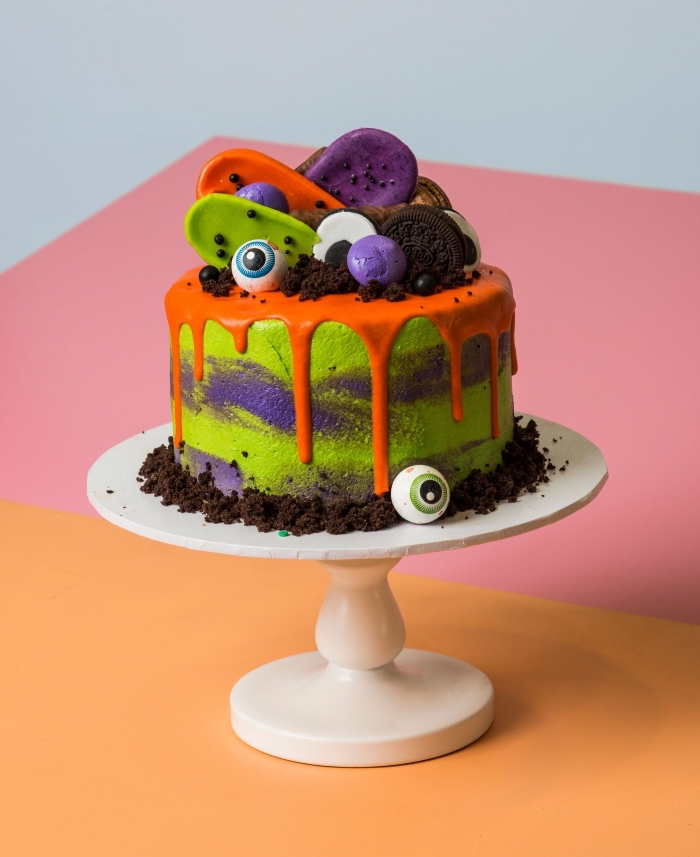 idée gâteau surprise Halloween pour anniversaire d'enfant, modèle de gâteau au chocolat au glaçage orange