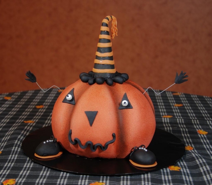 exemple fantastique d'un gâteau Halloween facile à faire, modèle de gâteau citrouille avec fondant coloré en orange