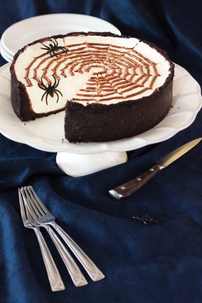 gâteau d'halloween design toile d'araignée, recette cheesecake philadelphia spécial halloween sans cuisson