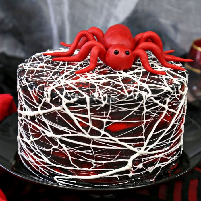 exemple comment décorer facilement un gâteau de style Halloween au glaçage noir et rouge avec chocolat blanc
