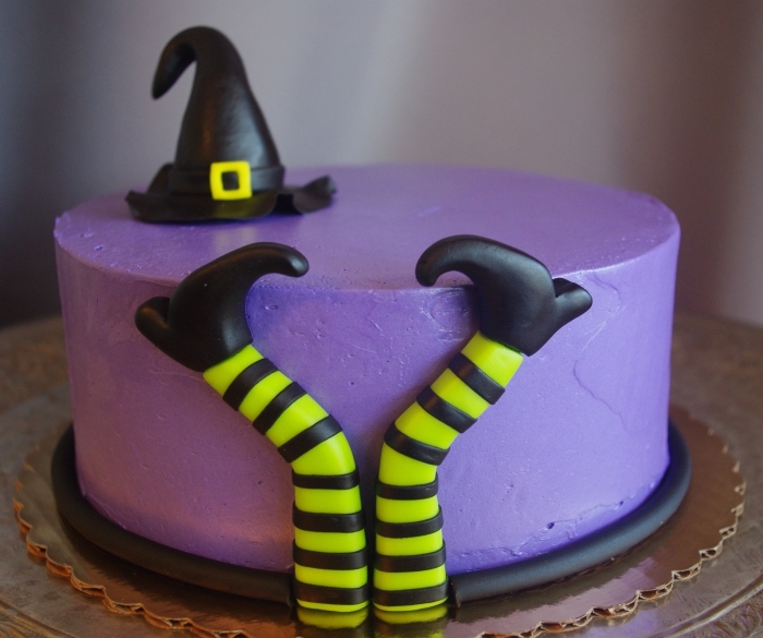 comment préparer un gâteau Halloween pour anniversaire enfant, recette gateau halloween maternelle, déco de gâteau avec figurine sorcière 